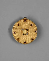 Pendente a disco con gioielli, da Faversham, Kent, anglosassone (oro)